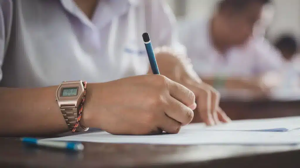Pessoa fazendo prova do concurso publico na bahia. (Fonte: shutterstock).