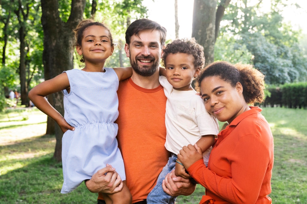 família com pai, mãe e casal de filhos (Fonte: Reprodução Freepik)