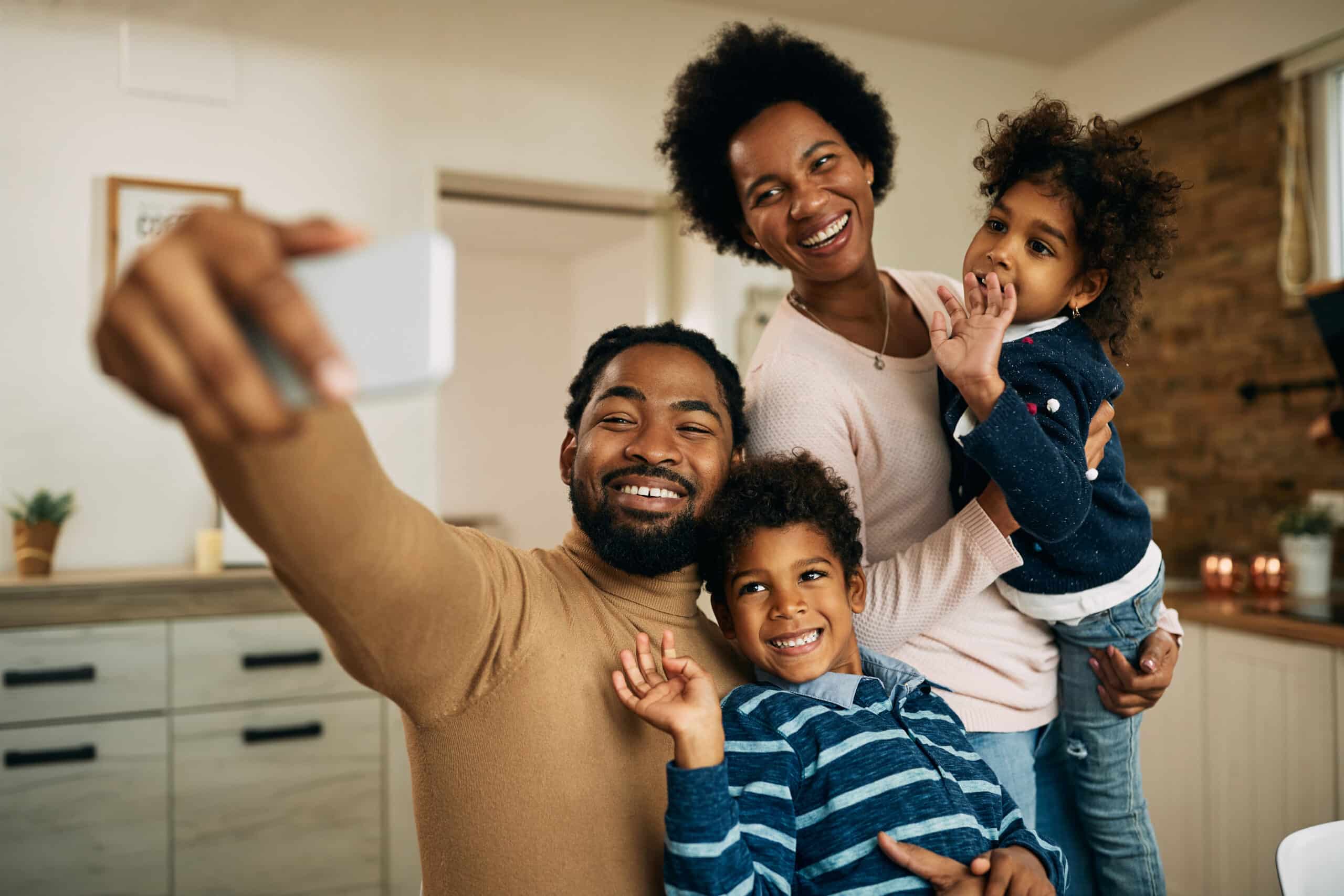 Família feliz na casa própria adquirida pelo programa minha casa minha vida. (Fonte: Freepik).