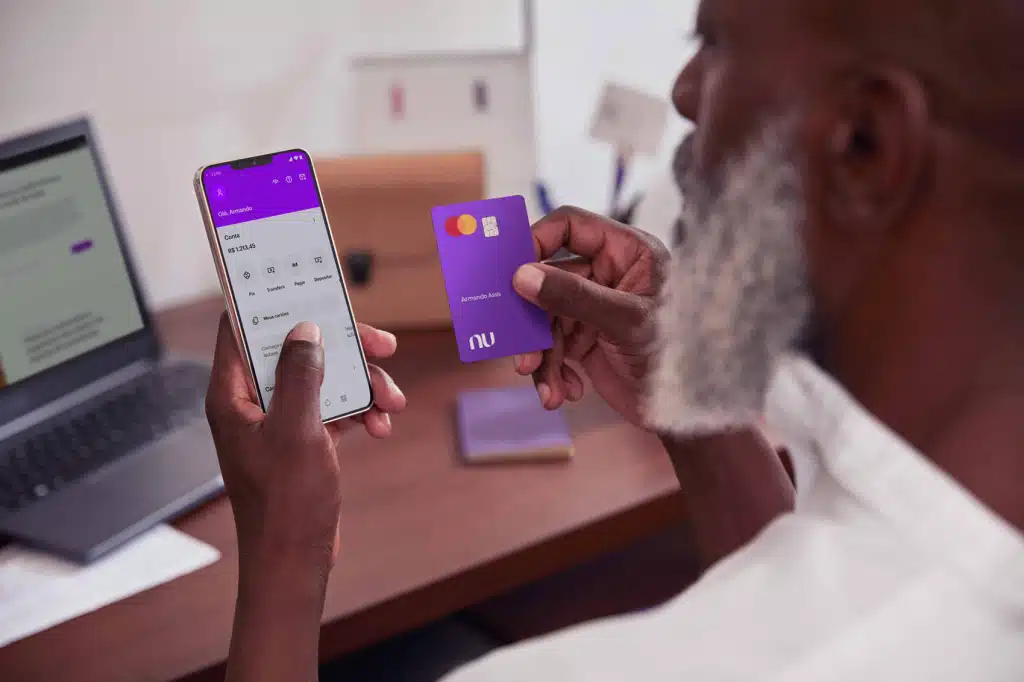 homem segurando cartão nubank