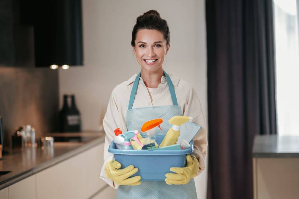 dona de casa segurando itens de limpeza