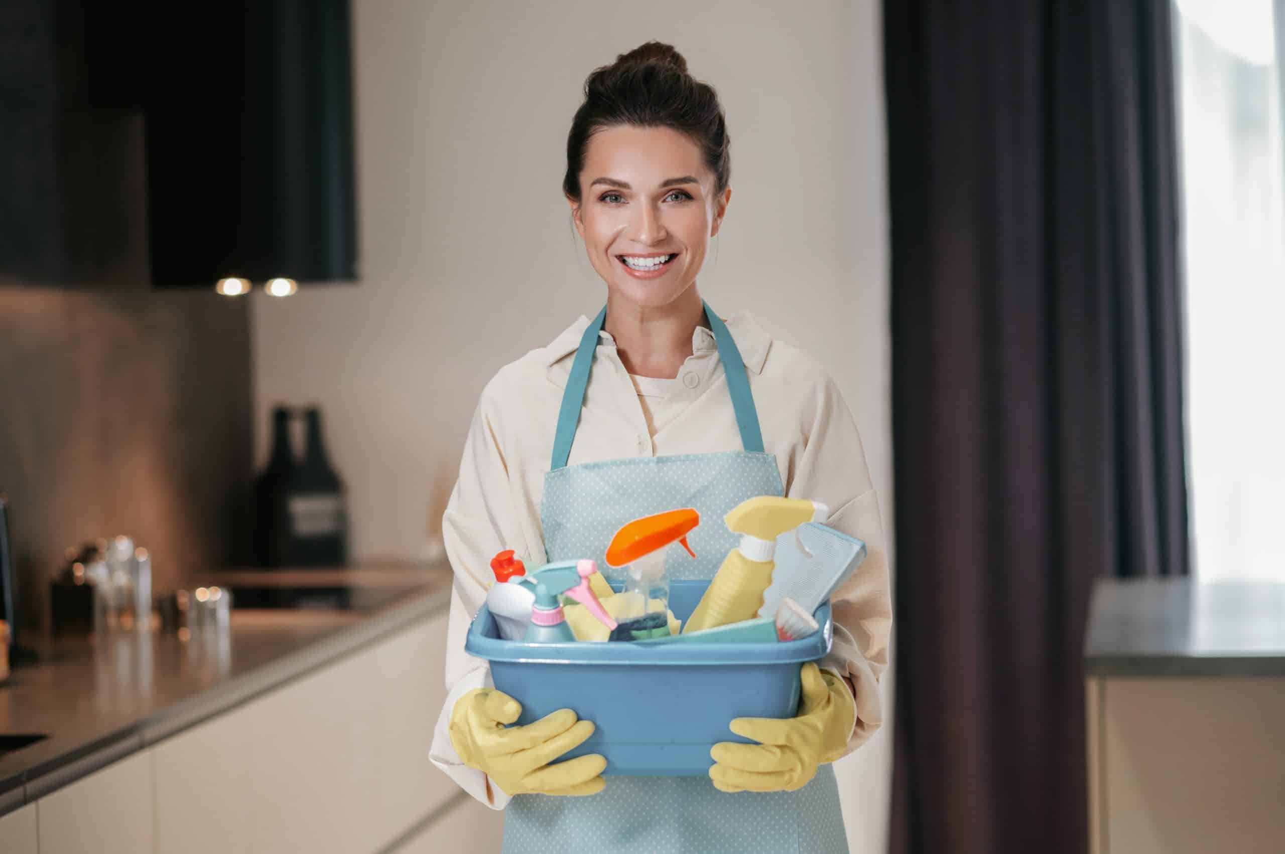 dona de casa segurando itens de limpeza