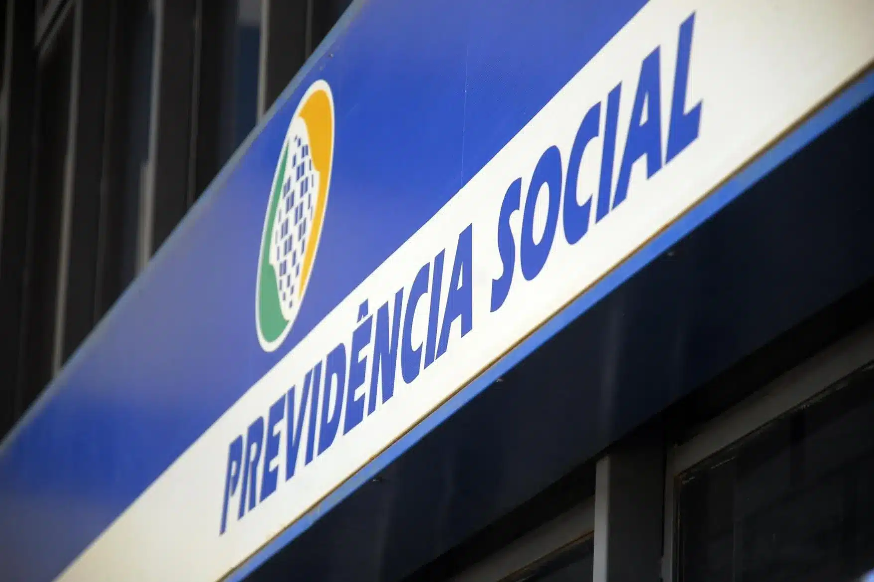 TCU determina que o INSS tome medidas rígidas contra fraudes em descontos de aposentadorias, após falhas graves nos controles internos reveladas em relatório.
