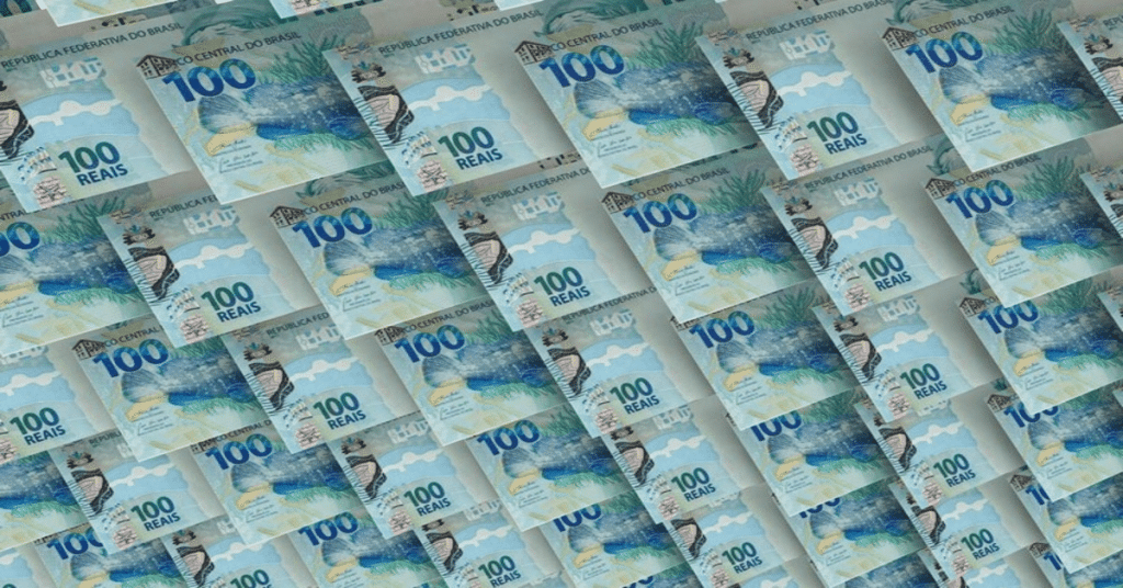 Dinheiro banco central em cédulas de 100 reais. (Fonte: freepik).
