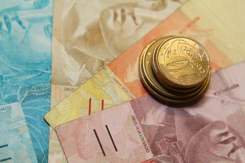 cédulas de 5,10 e 10 reais