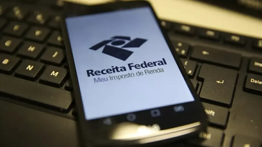 Celular aberto na receita federal para ver sobre o 4 lote restituição imposto de renda. (Fonte: gov.br).