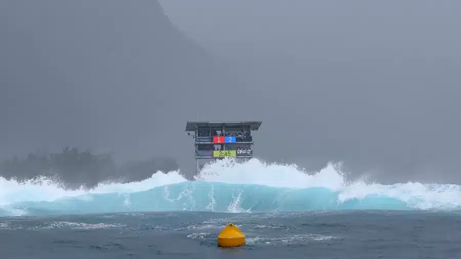 Mau tempo em Teahupoo, no Taiti, na disputa do surfe nos Jogos Olímpicos. (Fonte: Reuters).