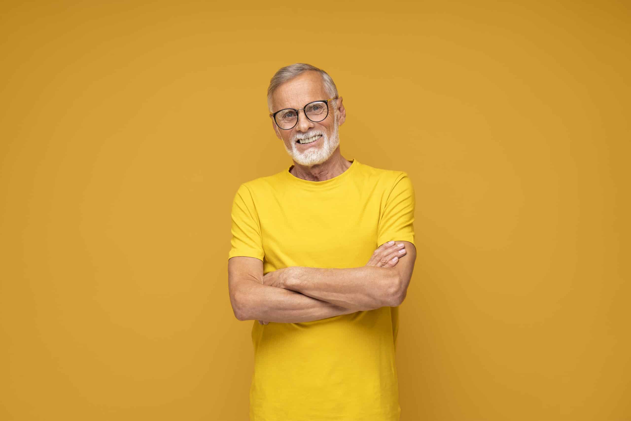 Homem feliz com os benefícios para idosos. (Fonte: freepik).