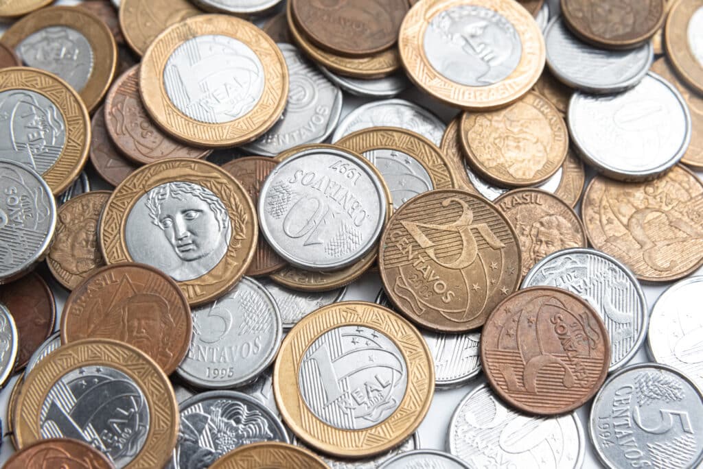 Várias moedas de 1 real, 50 e 25 centavos