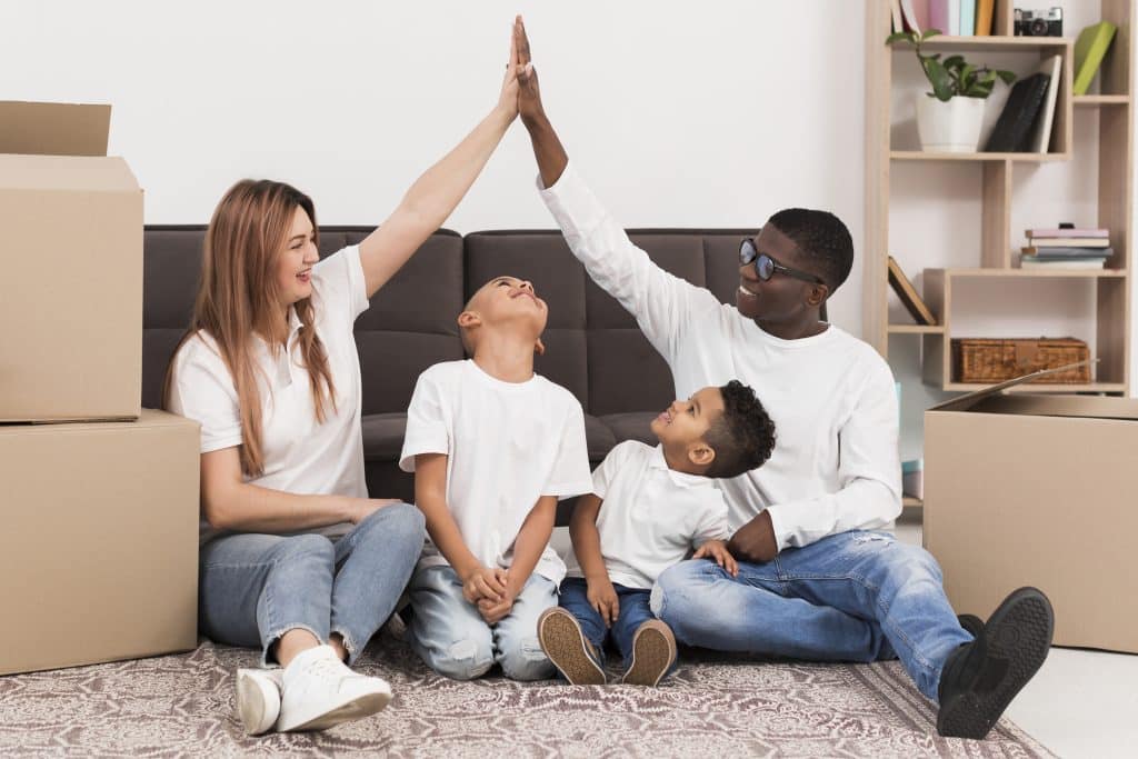 Família feliz e comemorando a casa própria. (Fonte: freepik).