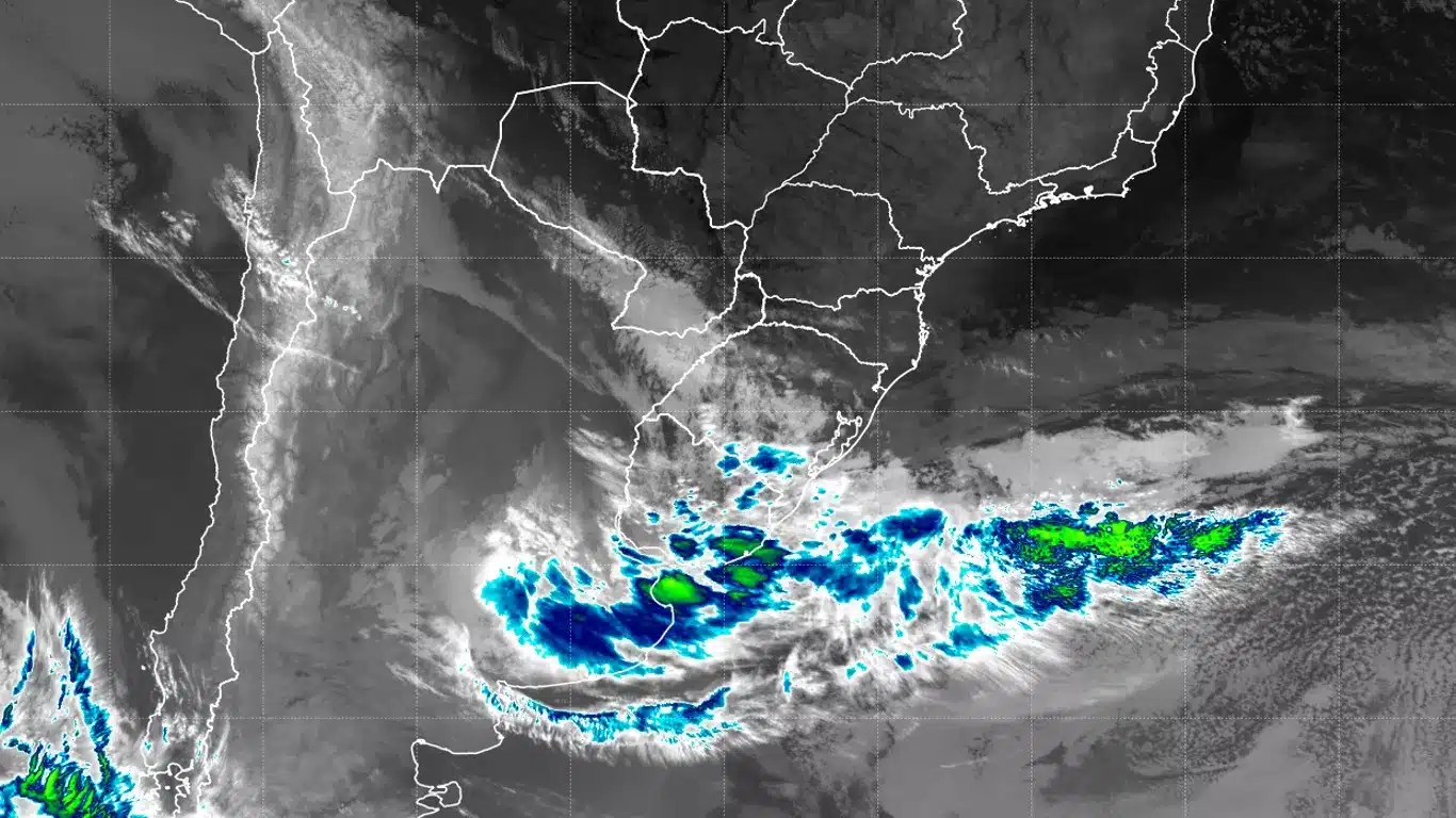 Imagem do satélite GOES-16 da manhã deste sábado do ciclone no Prata. (Fonte: METSUL)