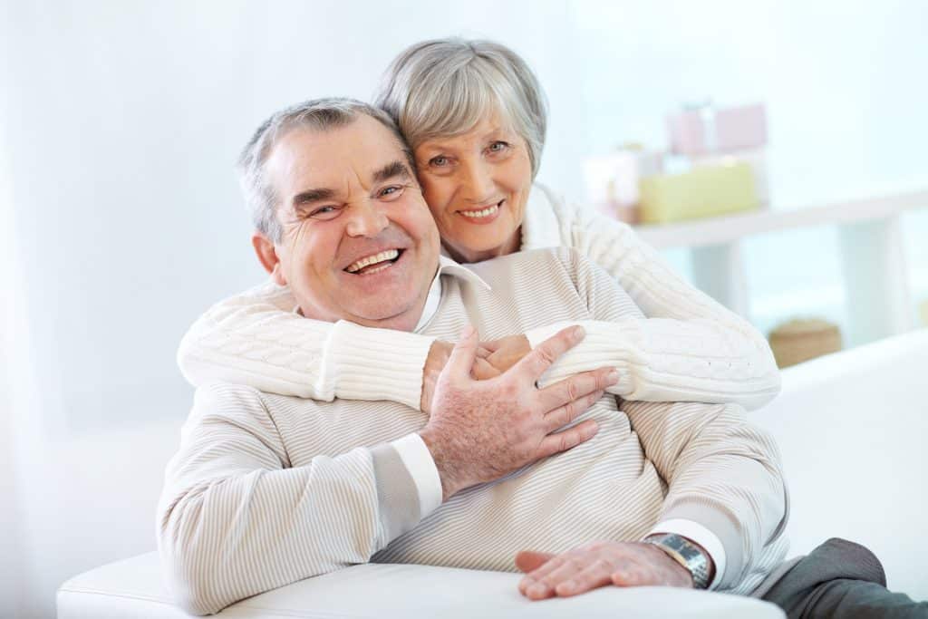 casal de aposentados felizes com o 13º salário do INSS de novembro.