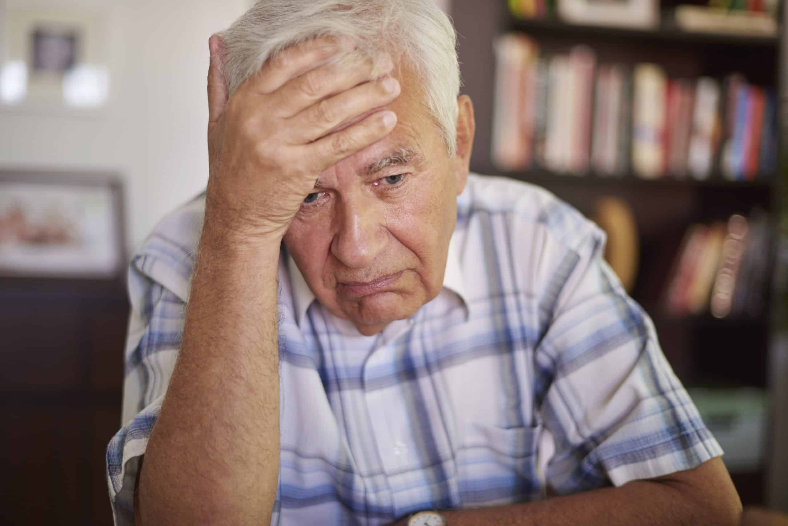 Aposentado triste com cancelamento dos auxílios do inss. (Fonte: freepik).