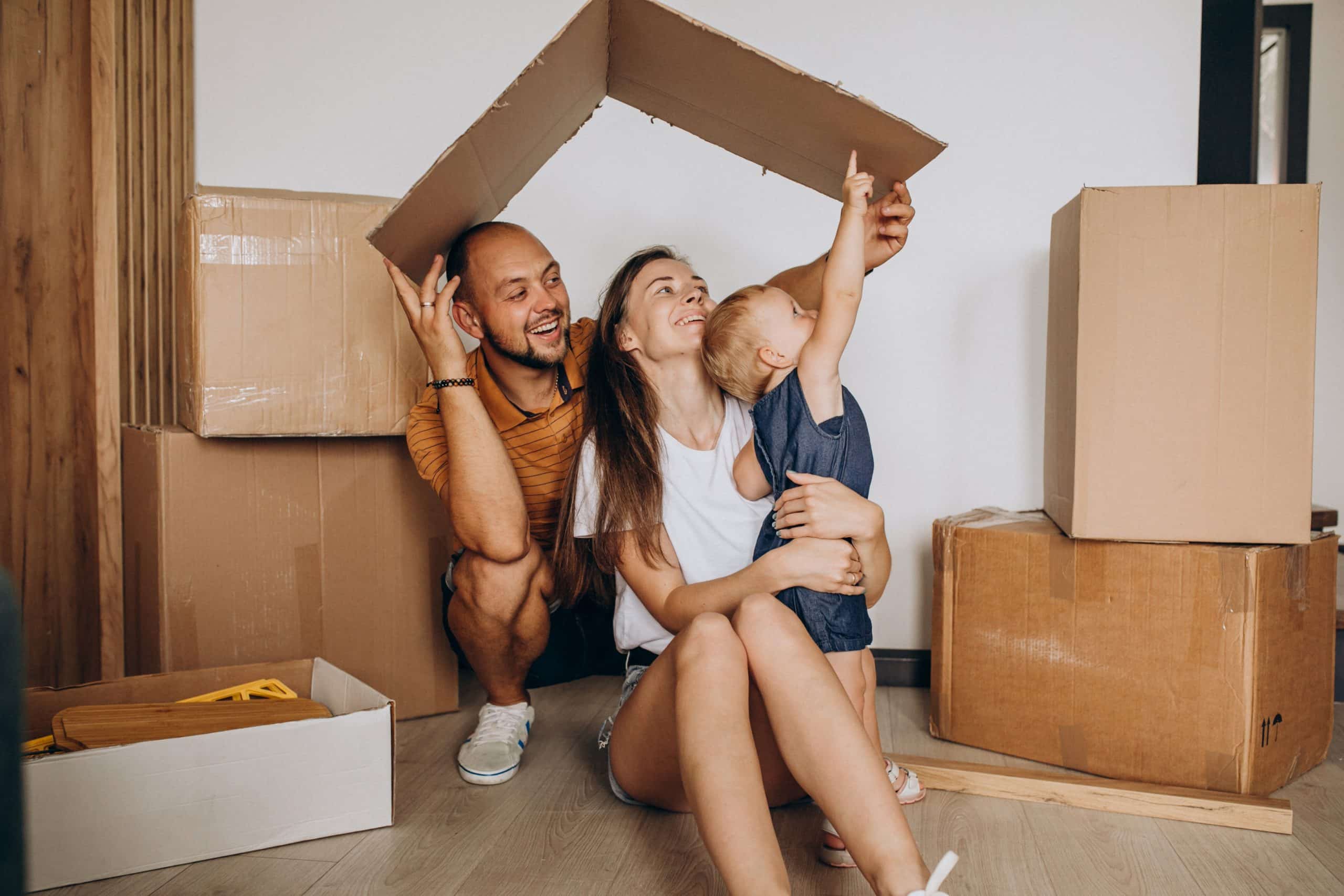 Família de beneficiários do BPC felizes com a casa própria. (Fonte: freepik).