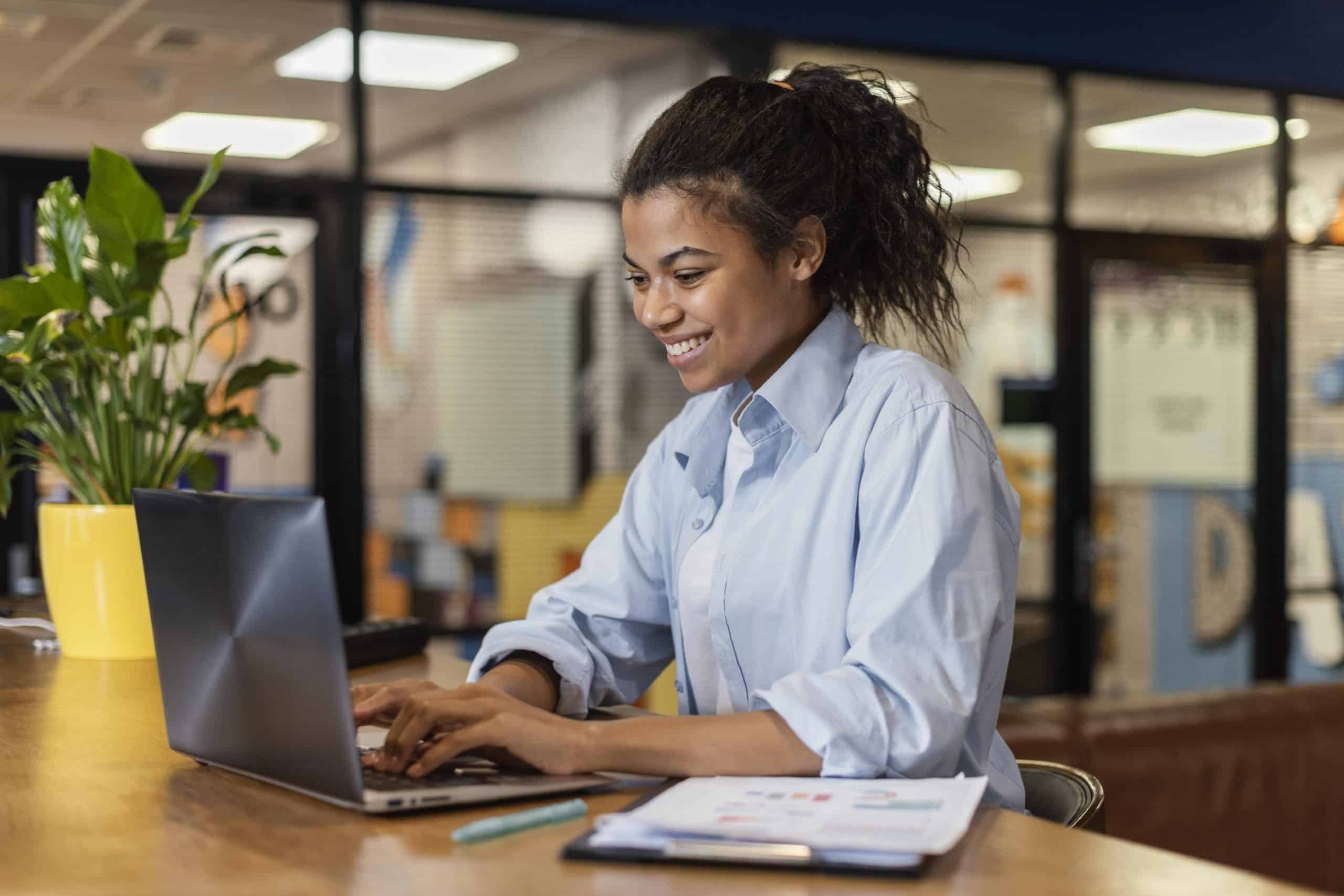 Mulher utilizando notebook com internet de graça. (Fonte: freepik).